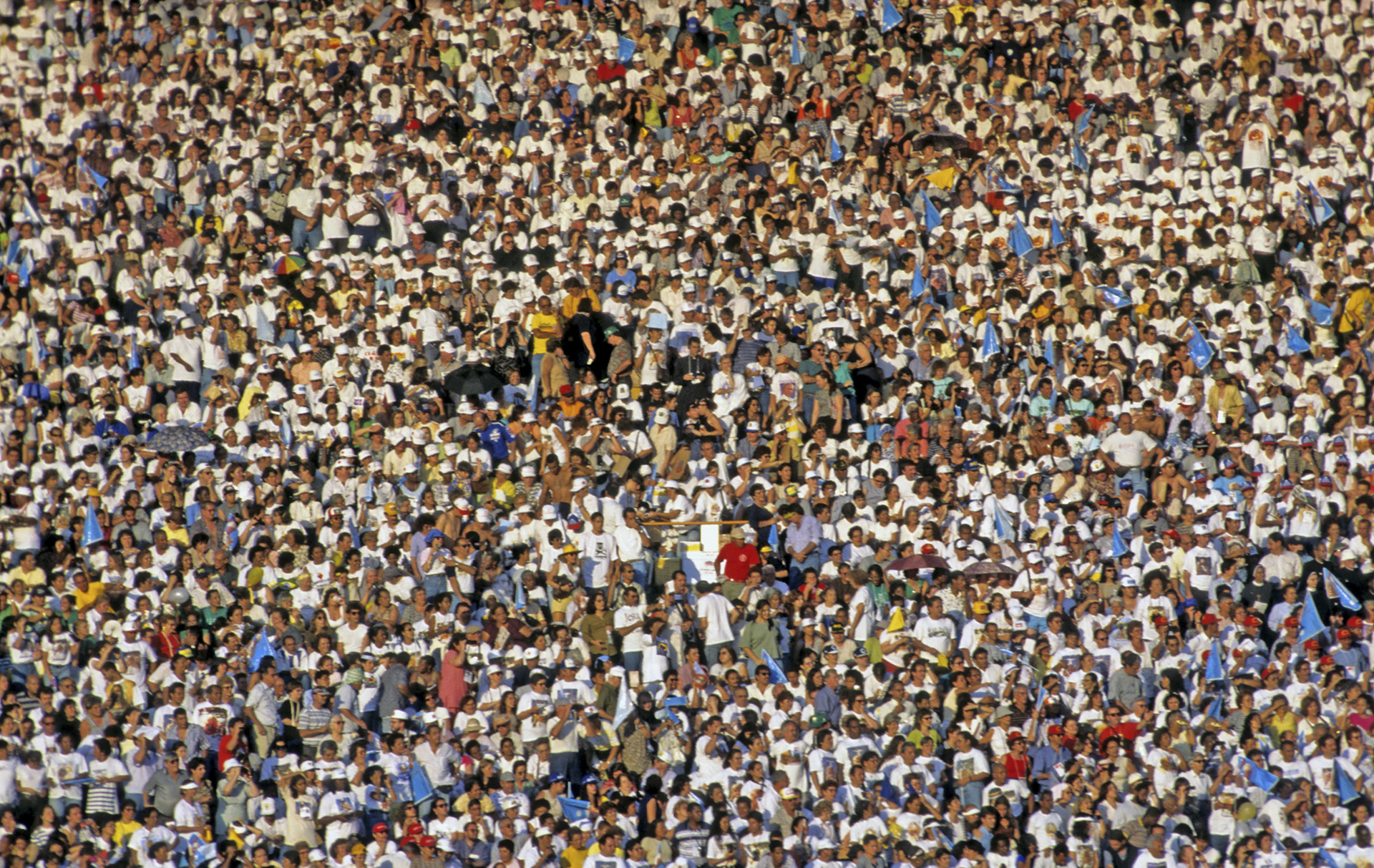 Million of people use. Много людей. Толпа одинаковых. Очень много одинаковых людей. Очень много людей.